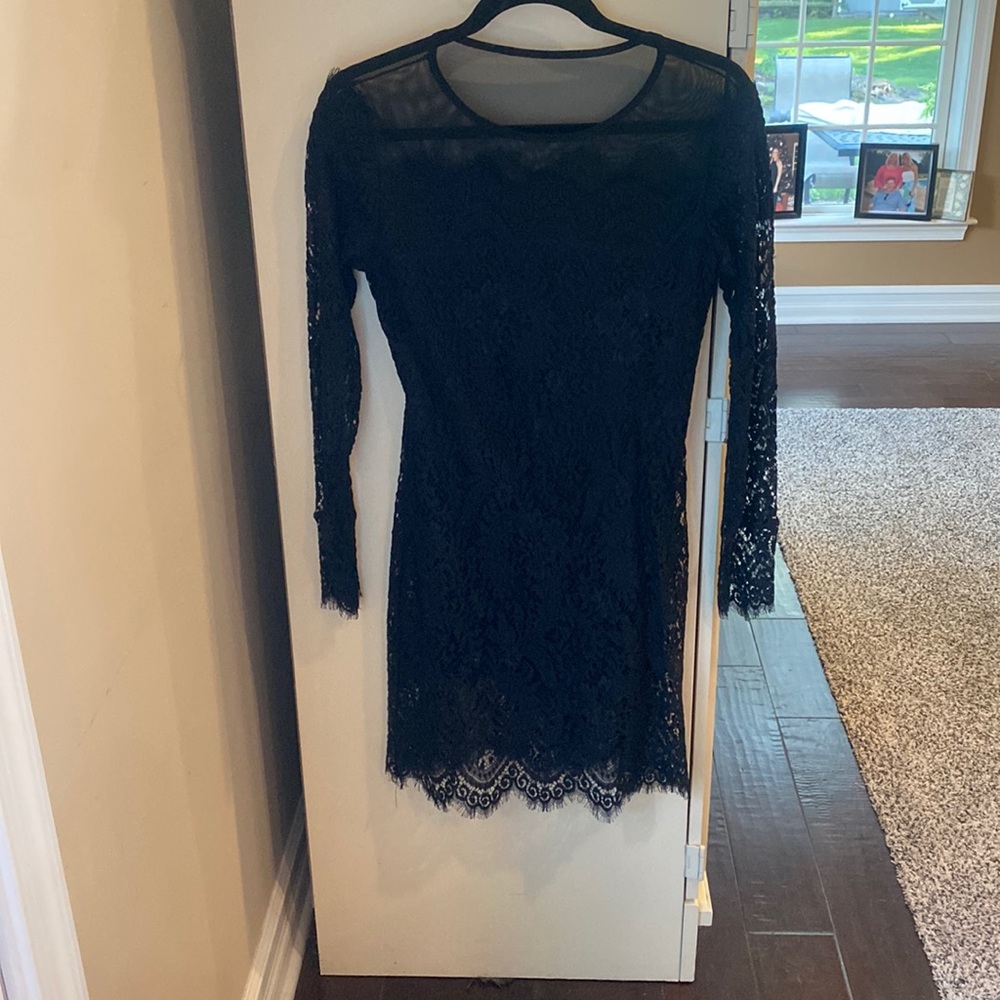 Women’s Hanger Black Lace Long-sleeve dress
